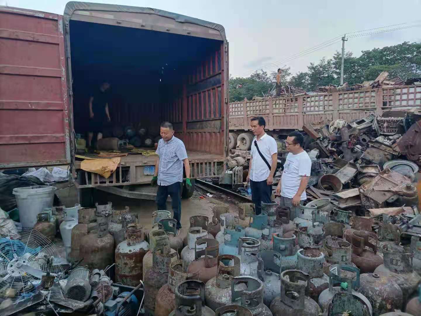 私自处理液化气瓶有危险 赤壁市市场监管局排查多家废铁收购站